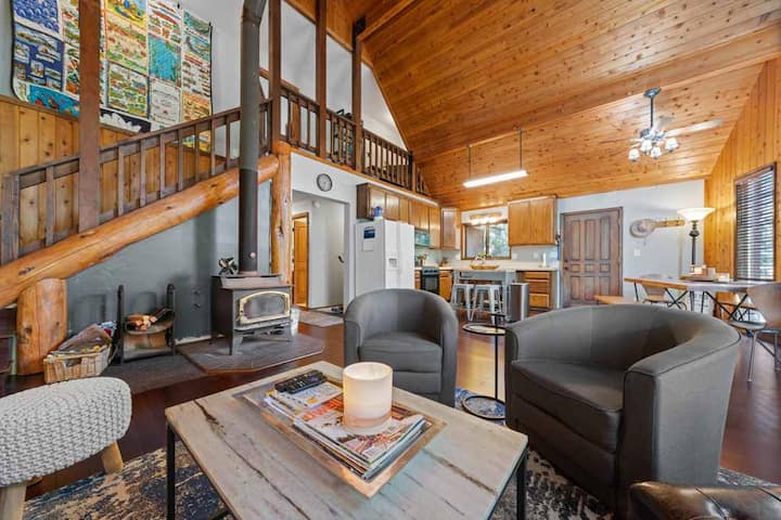 Modern Cabin Retreat, Lake & River Nearby