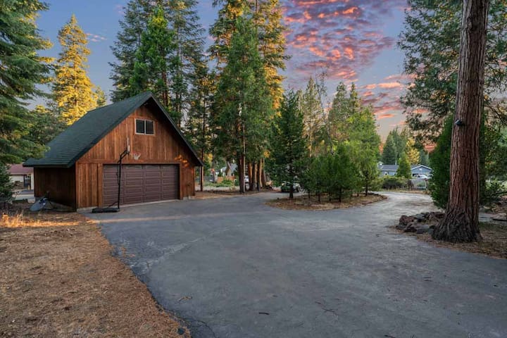 Modern Cabin Retreat, Lake & River Nearby