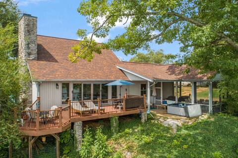 Relax in this 4BR, 3BA Boone Lake front cottage!