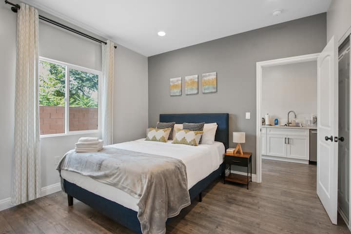 استمتع بنوم هانئ على سريرنا الكبير المريح والجذاب.