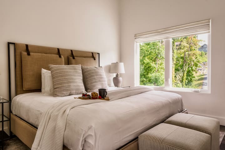 Chambre king size de niveau supérieur avec salle de bain attenante, cheminée, télévision et draps de luxe !