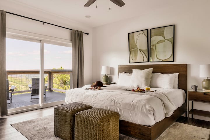 Chambre king size de niveau principal avec salle de bain attenante, cheminée, télévision et draps de luxe !
