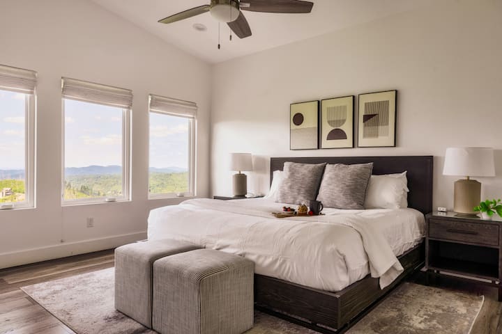 Chambre king size de niveau supérieur avec salle de bain attenante, cheminée, télévision et draps de luxe !