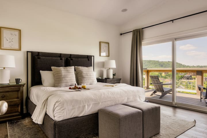 Chambre king size de niveau principal avec salle de bain attenante, cheminée, télévision et draps de luxe !
