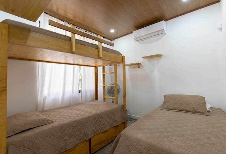 غرفة النوم الثالثة - سرير مزدوج وسرير مزدوج