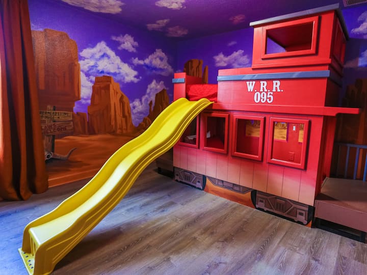 8br Disney Pixar Villa • Theater • Arcade • Pool - ダベンポート, FL
