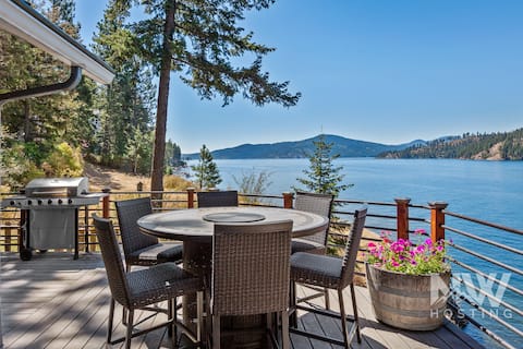 Lakefront Home—Dock, Fire Table, Kayaks & Views!