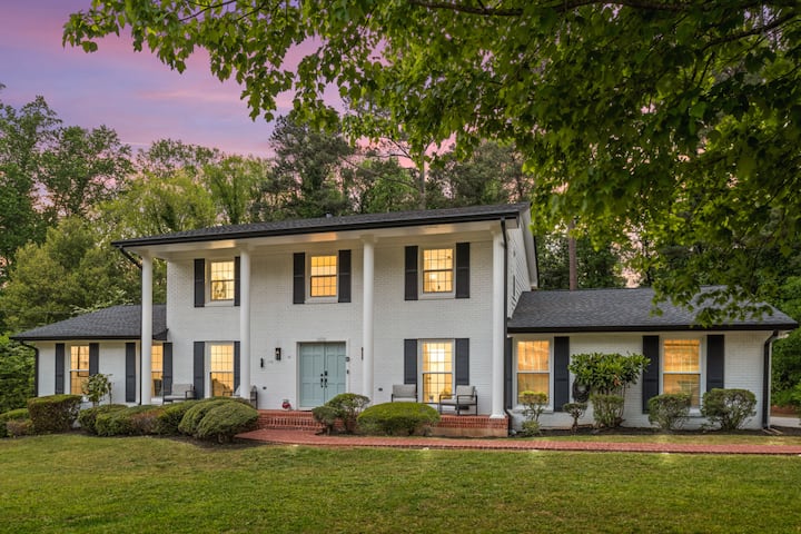 Luxury 4 Bedroom Retreat Sleeps 8 - SeaQuest Stonecrest, Stonecrest