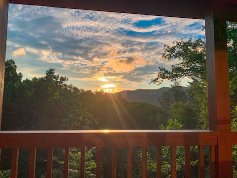 Top performing Airbnb: Mountain View / Dog-friendly / Cozy Cabin Retreat in Cherry Log