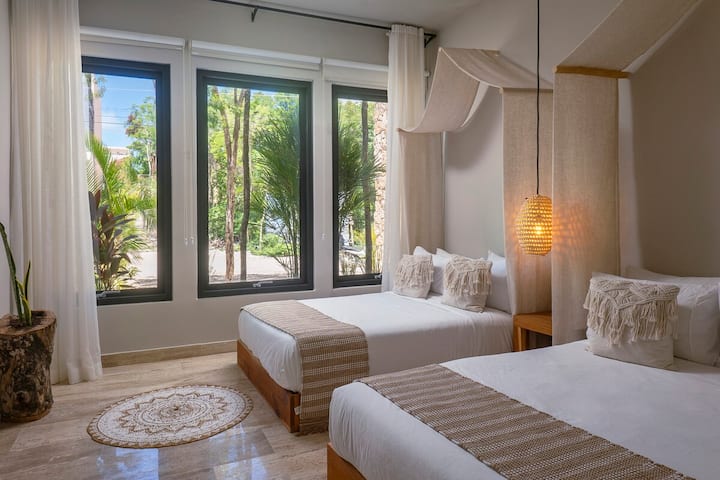 寝室4：ダブルベッド2台の部屋。家族連れや友人同士での旅行に最適です