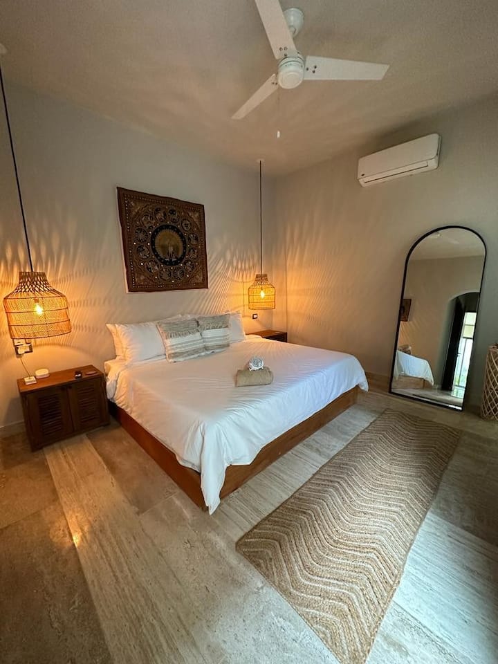 ベッドルーム3：キングサイズの広々としたベッドルームで贅沢にリラックス