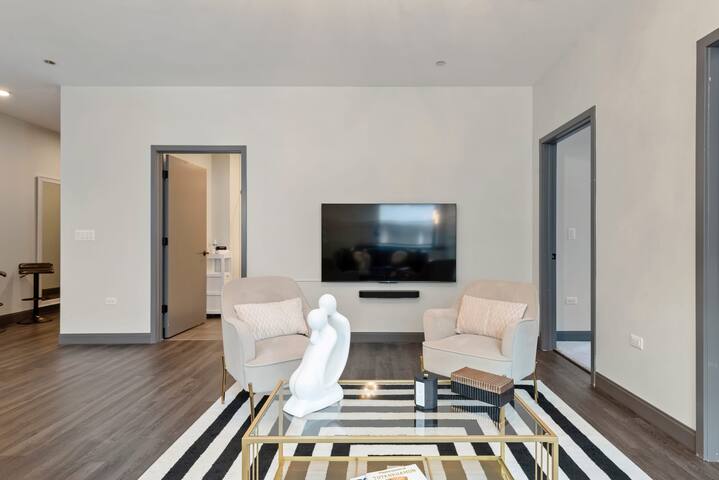 Spacious 2BR in The Loop + 5-Star Comfort gallery image 2
