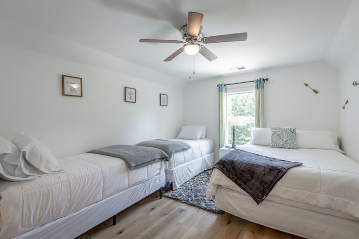 חדר שינה 3 - מלכה אחת ושני תאומים - למעלה