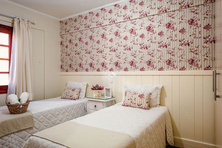 Habitación con dos cómodas camas individuales. Aireado y luminoso, tiene ventana y armarios.