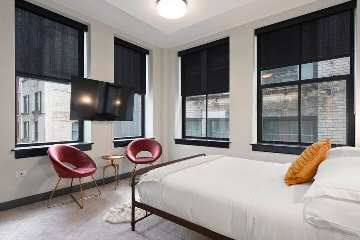 Prime Downtown 2BR with Resort Amenities gallery image 3