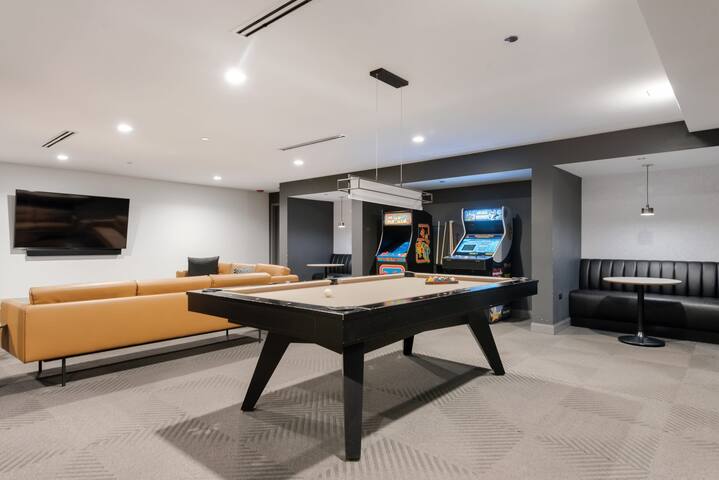 Prime Downtown 2BR with Resort Amenities gallery image 5