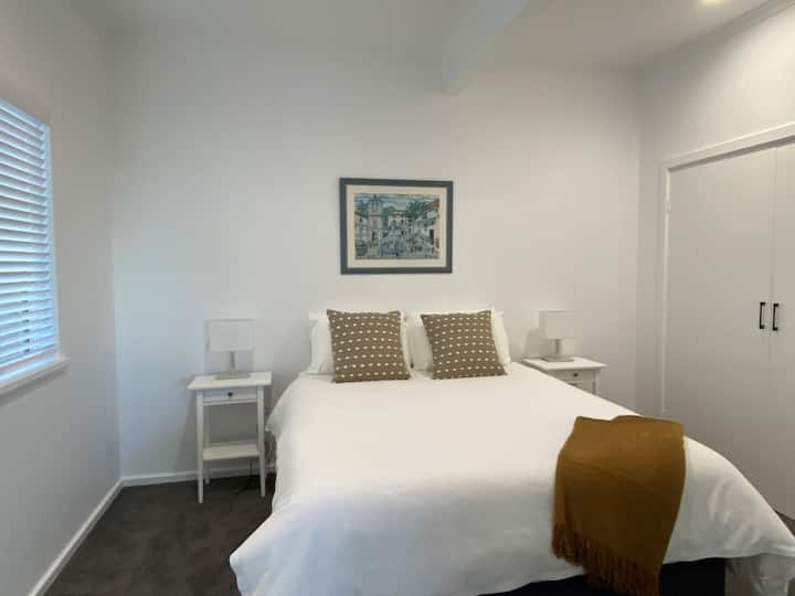 غرفة النوم الثانية - تتضمن سريرًا بمقاس كبير