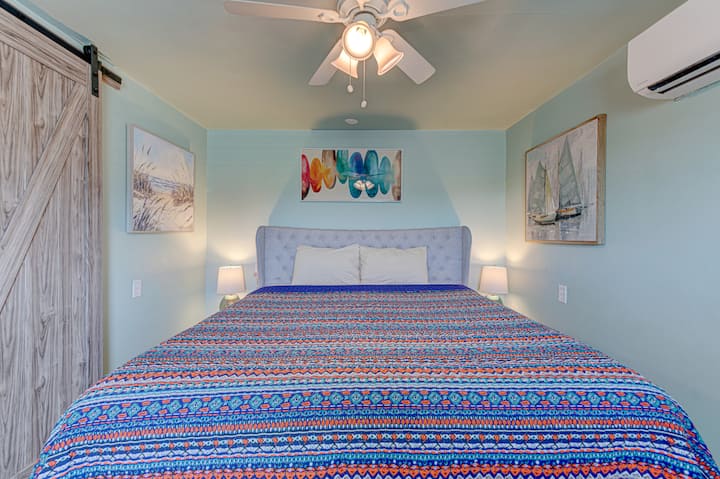 Dormitorio con cama tamaño king . Tu retiro tamaño king para relajarte después de las aventuras en la playa 