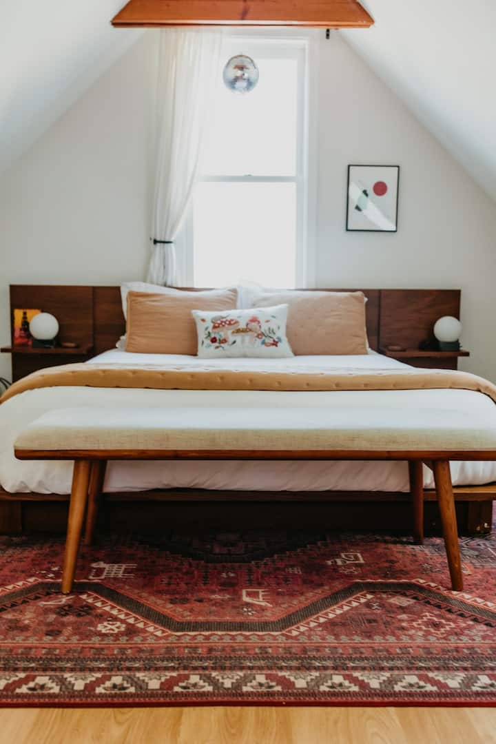 سرير بحجم كوين في الطابق العلوي