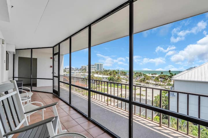 Lido Beachfront Condo | Ocean + Downtown Views - Sarasota, FL