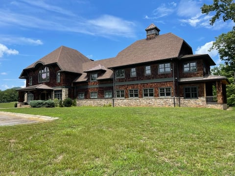 Blue Ridge Mountain Lodge-Near Asheville, Hot Tub