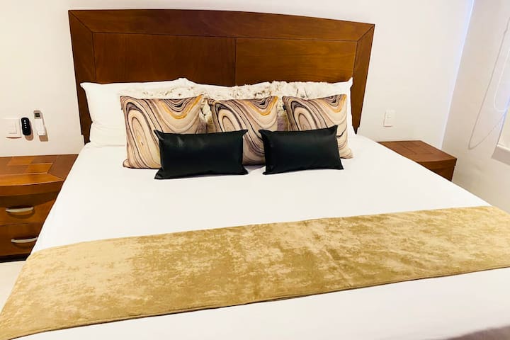 El dormitorio 1 tiene una cama tamaño king.