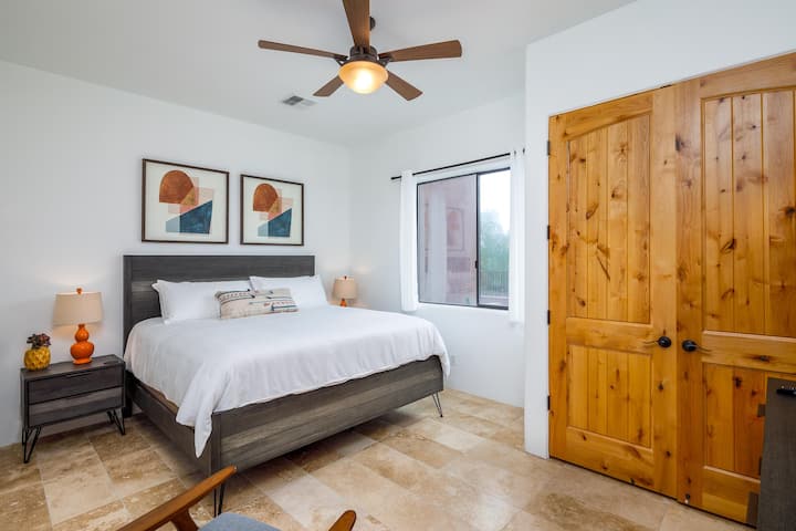 El dormitorio 4 ofrece una cómoda cama tamaño king, detalles coloridos y abundante luz natural, perfecta para relajarse después de un día explorando Scottsdale y Cave Creek.