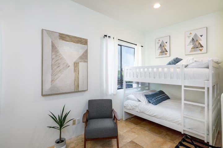 El dormitorio 5 es perfecto para niños o huéspedes adicionales, con un diseño luminoso, decoración moderna y una litera completa con ropa de cama acogedora.