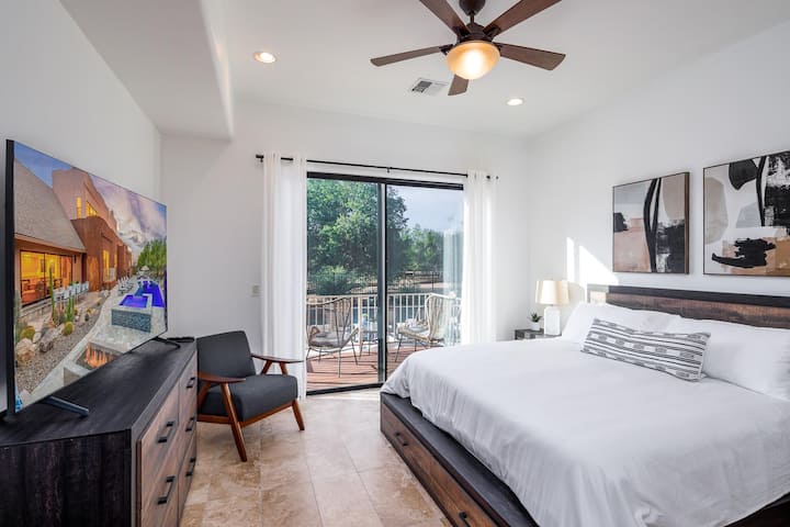 El dormitorio 3 incluye una cama tamaño king, televisor inteligente y acceso privado al patio, a solo unos pasos de la piscina, lo que lo convierte en un refugio relajante con vibraciones interiores y exteriores.