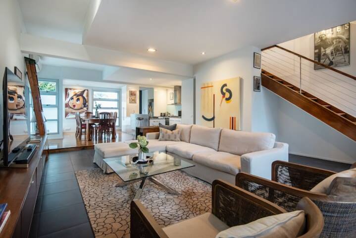 Elwood Village Entertainer gallery image 2