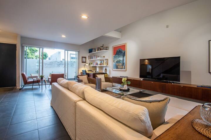 Elwood Village Entertainer gallery image 3