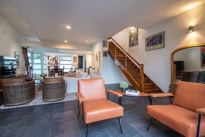 Elwood Village Entertainer gallery image 4