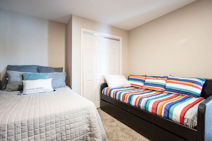 Lake Level Bedroom - Full, Twin and Twin Trundle