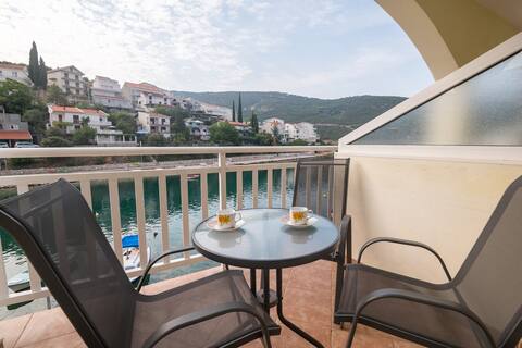 Apartments Vesna - 1 Apartment with Sea View