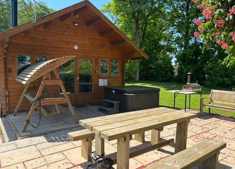 Dog Friendly Log Cabin with Hot Tub - Seiriol