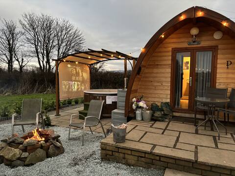 Dog-Friendly Cozy Winter Glamping Pod With Hot Tub