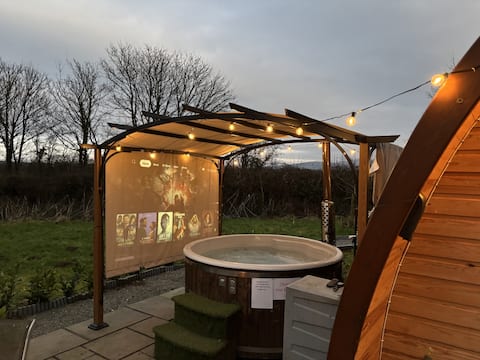 Dog-Friendly Cozy Winter Glamping Pod With Hot Tub