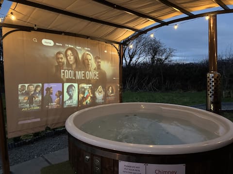 Dog-Friendly Cozy Winter Glamping Pod With Hot Tub