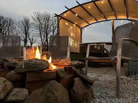 Dog-Friendly Cozy Winter Glamping Pod With Hot Tub