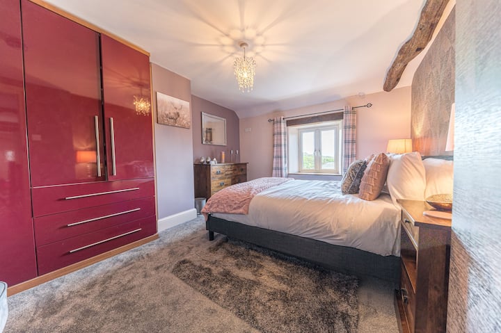 Спалня с двойно легло king size с изглед към предната градина