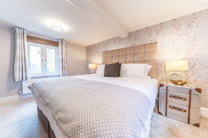 Спалня на долния етаж с изглед към двора