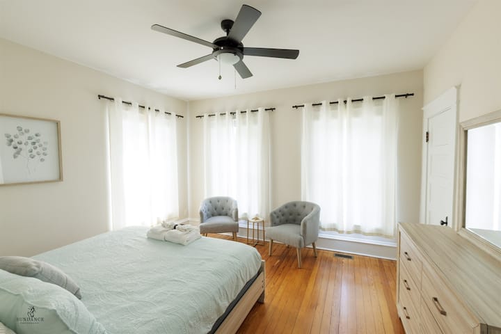 Chumba kikubwa cha kulala cha King kilicho na viti vya ziada, uhifadhi wa nguo.