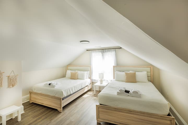 Chumba 2 cha kulala cha Queen kilicho na hifadhi ya nguo, taa za kando ya kitanda.