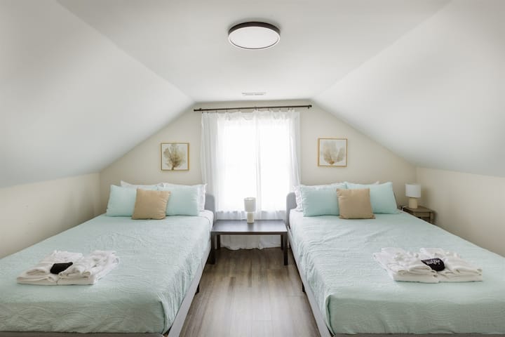 Chumba 2 cha kulala cha Queen kilicho na hifadhi ya nguo, taa za kando ya kitanda.