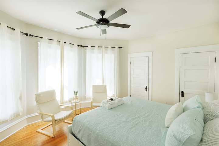 Chumba kikubwa cha kulala cha King kilicho na viti vya ziada, uhifadhi wa nguo.