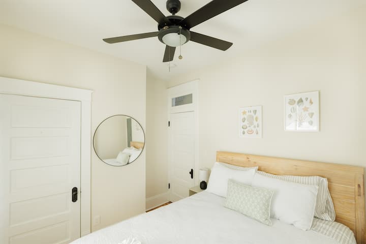 Chumba kikubwa cha kulala cha Queen kilicho na viti vya ziada, uhifadhi wa nguo.