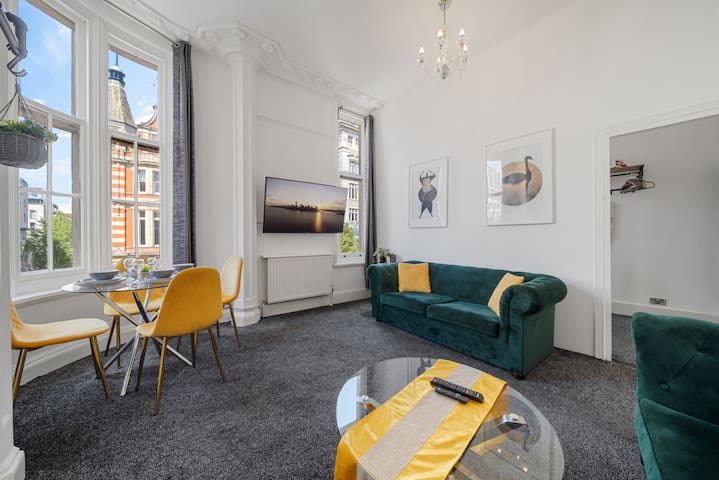 Oxford Street 3 bedroom! Bond Street 7GC gallery image 2