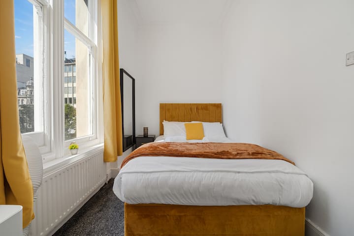 Oxford Street 3 bedroom! Bond Street 7GC gallery image 3