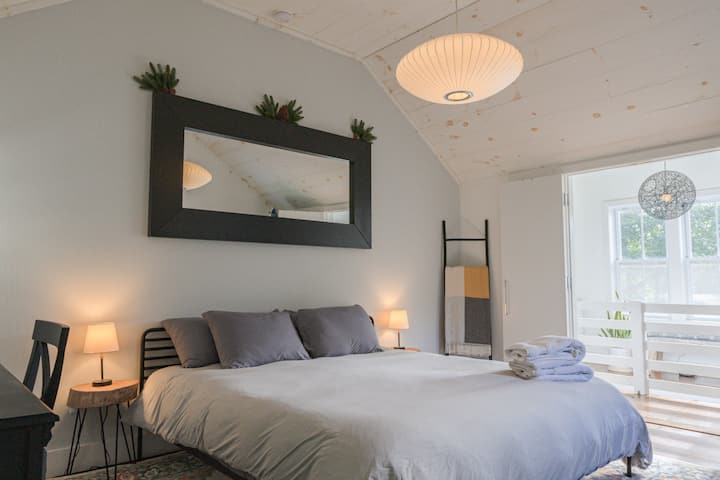 Основна спалня с голямо двойно легло