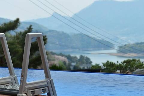 Full villa room with lake view, premium pool (river view)